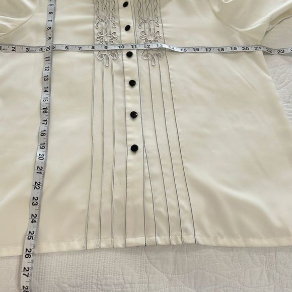 COUNTRY CLASSICS By Koret Cream Button Down Blouse - Picture 12 of 12